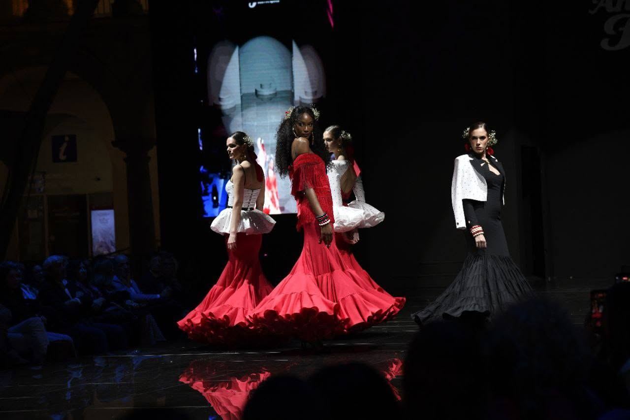 Rojo, blanco y negro en la pasarela de noche