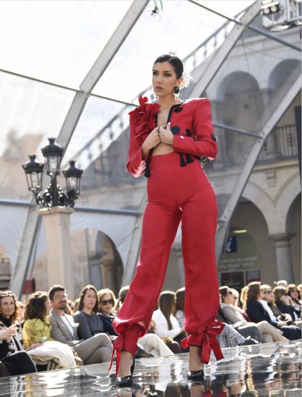 Traje rojo bajo la carpa de la plaza
