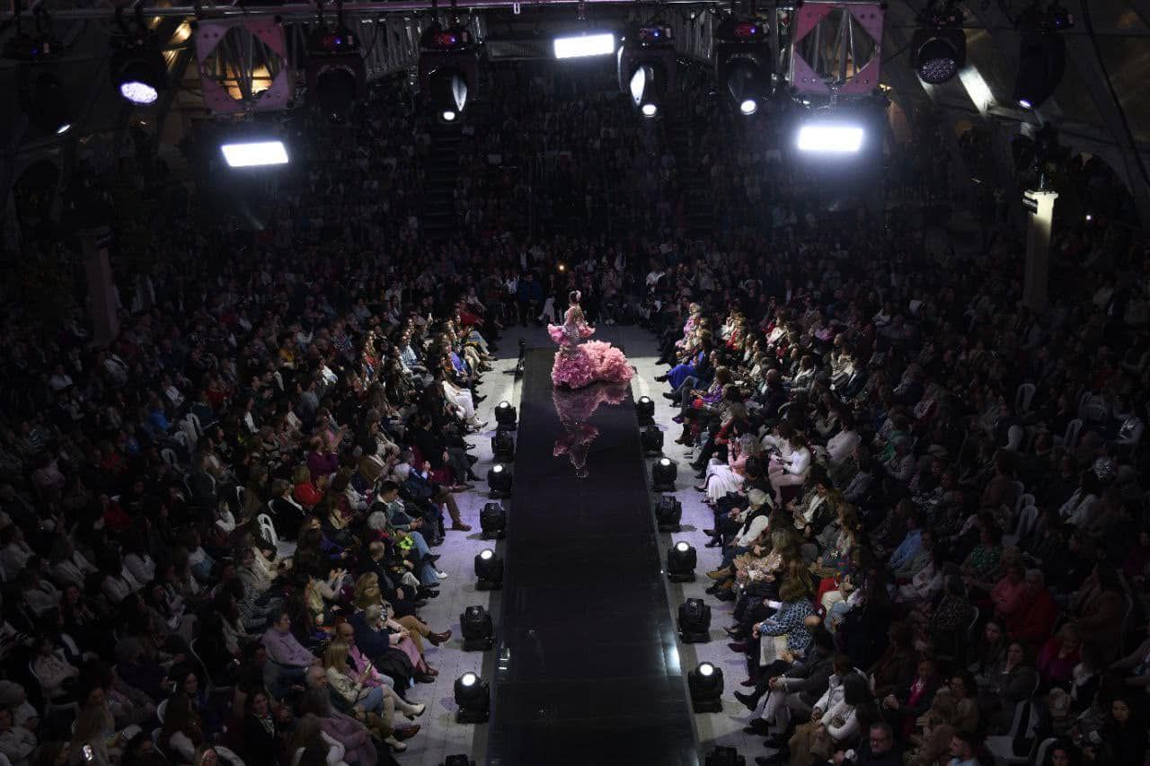 La pasarela llena, vista desde arriba